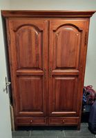 Kleiderschrank aus Holz, massiv