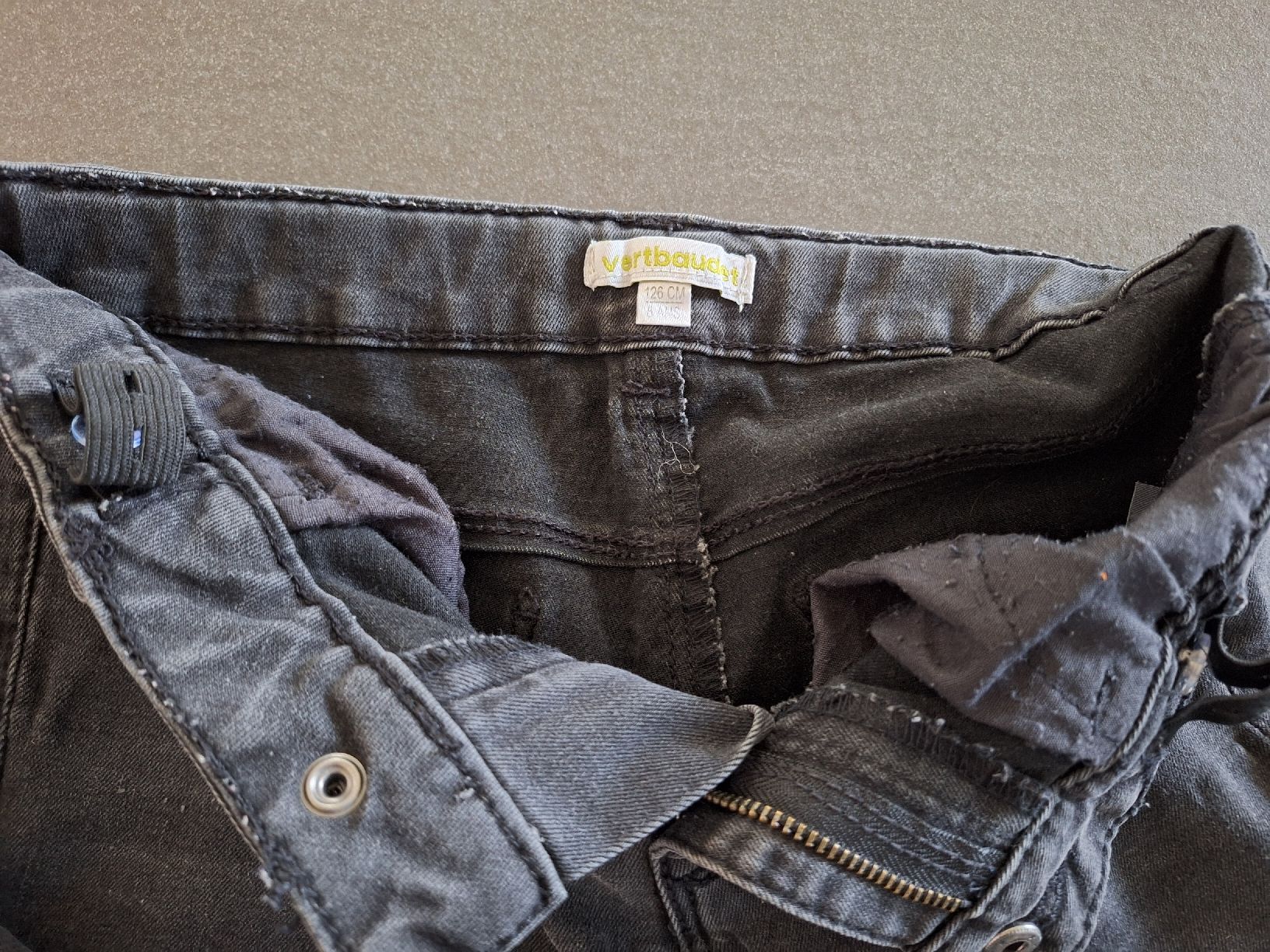 Pantaloni: Kinder Jeans Vertbaudet grau Gr. 128 – Usato da Brittnau venduto da Norge77 2