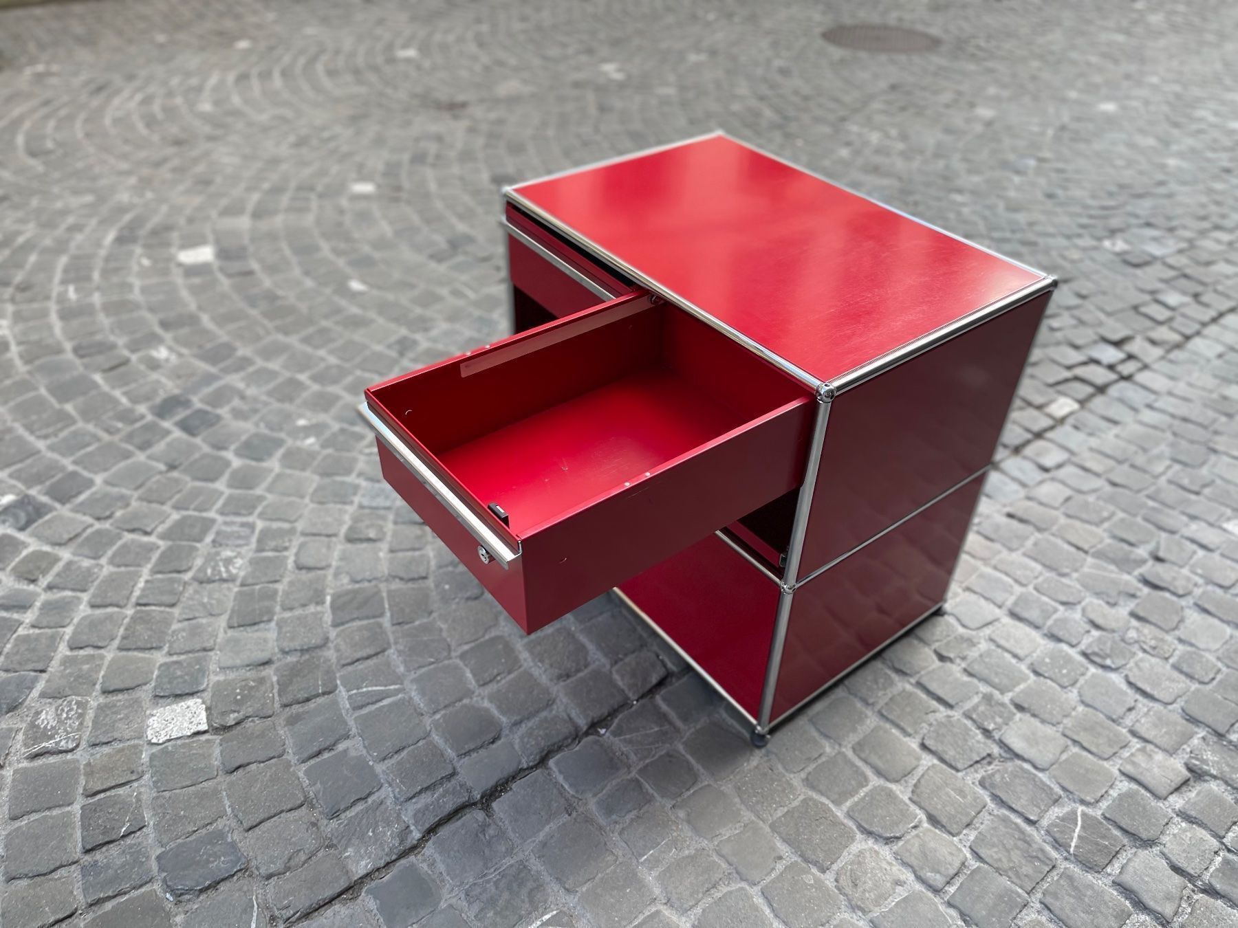 USM Cassettiere: USM Sideboard Rot Lieferung Gratis – Usato da Thun venduto da Thuno6 5