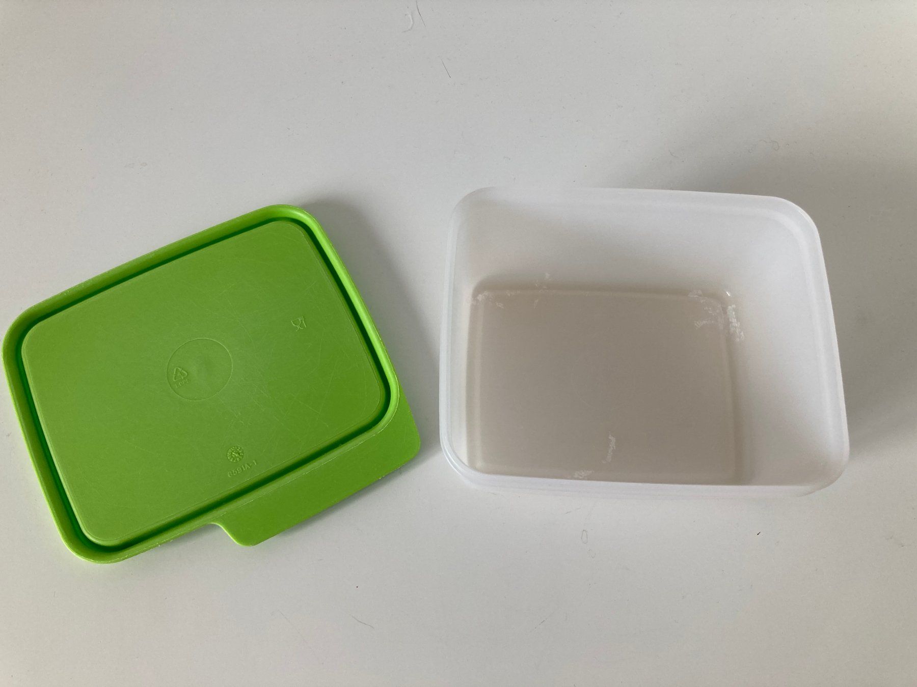 Tupperware Contenitori & Simili: Boîte Tupperware verte et blanche, petite taille, idéale ... – Usato da Biel/Bienne venduto da almercaa 1