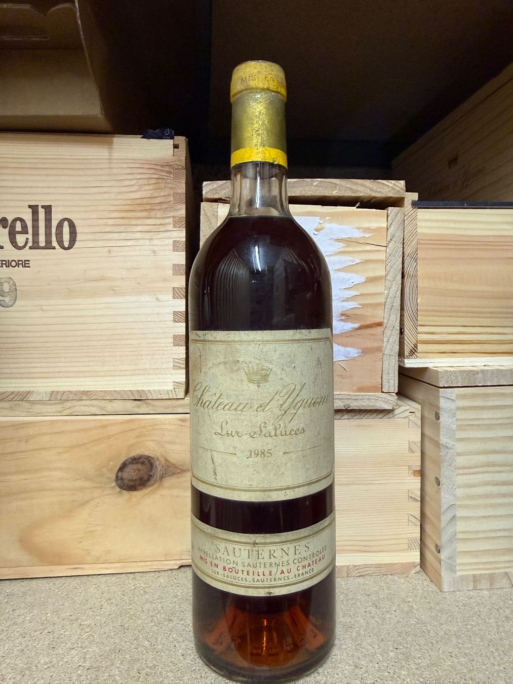 Yquem Vino: Château d’Yquem 1985 – Nuovo e nell'imballaggio originale da Troinex venduto da Airain