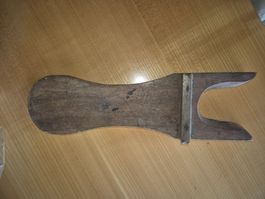 Ancien tire-botte en bois – rustique et fonctionnel
