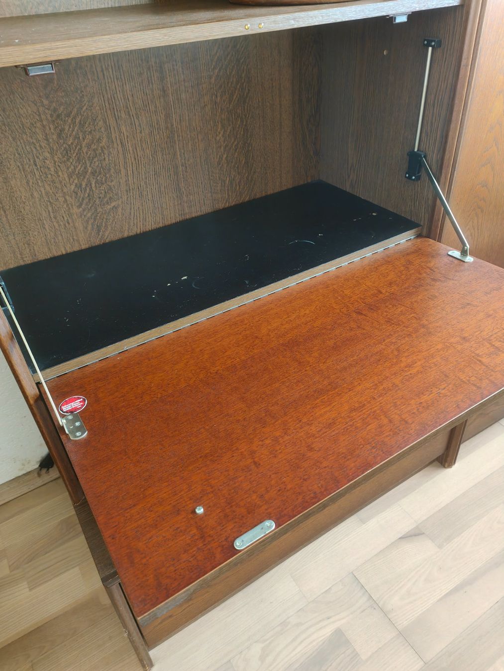 Vetrine: Wohnwand aus Holz mit Vitrine – Usato da Recherswil venduto da beawuethrich 3
