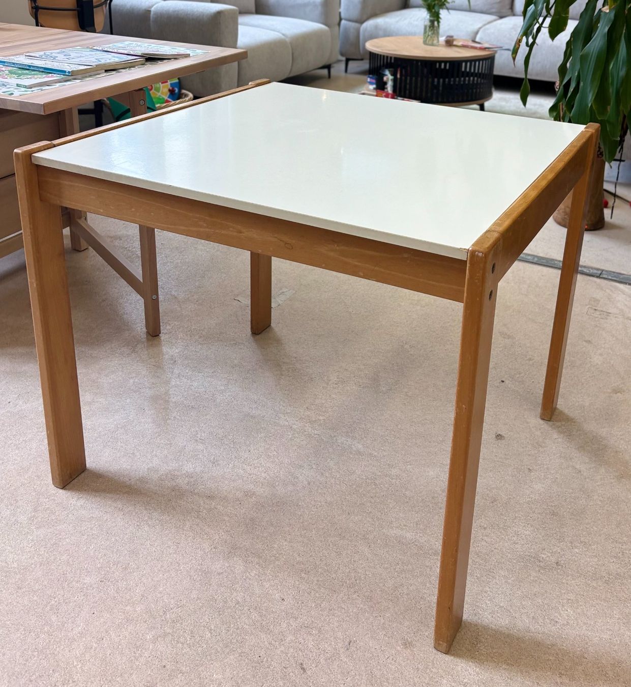 Tische: Holztisch mit weisser Tischplatte – Gebraucht aus Zürich von Drahtzug