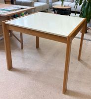 Holztisch mit weisser Tischplatte