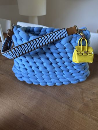 Handtasche geflochten hellblau mit gelbem Taschenanhänger