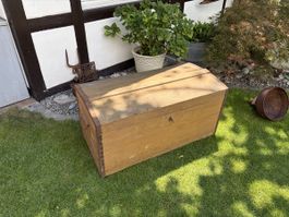 Truhe Holz mit Beschlägen Antik guter Zustand 100x50x50cm