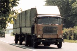 Volvo – Sattelzug mit Plane Gütertrans