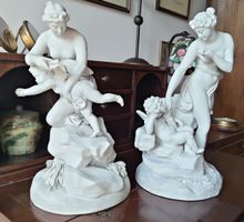 Coppia di Sculture in Porcellana Biscuit. Fine XIX/Inizio XX