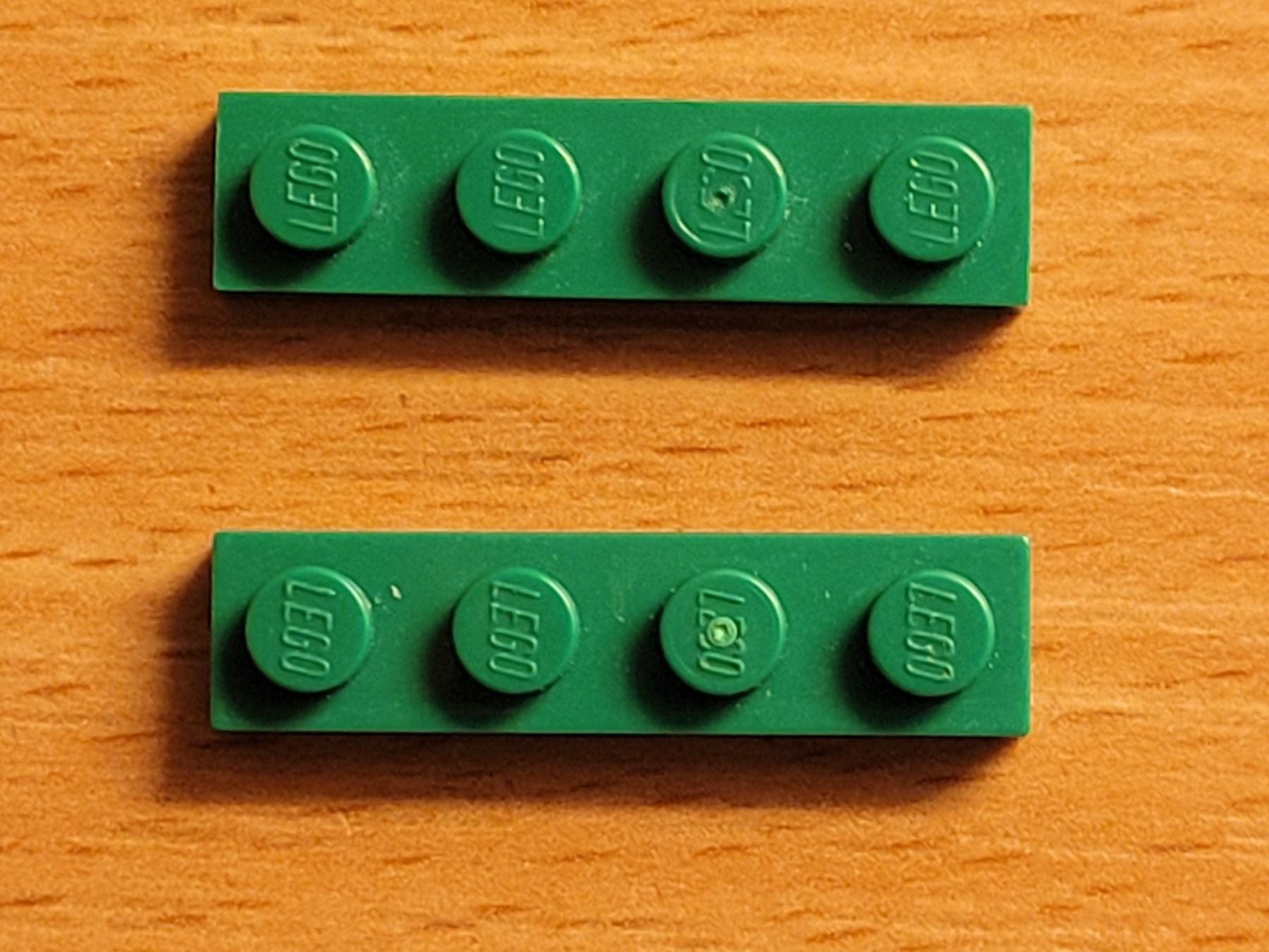 Lego Kit di costruzioni: Lego - 2 pièces vertes plates à 4 tenons – Usato da Payerne venduto da tintin08