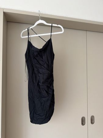 Schwarzes Zara Kleid, Grösse M – perfekt für den Sommer!