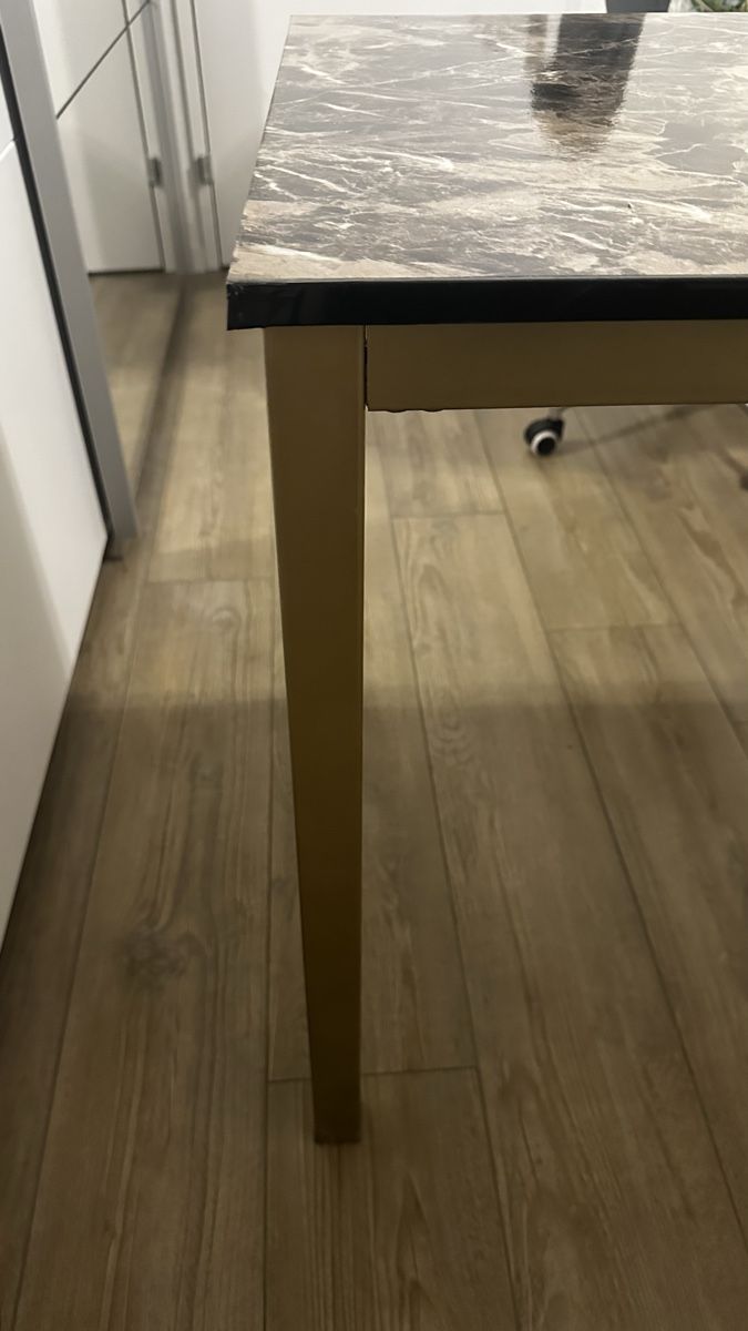 Tables: Edler Büro oder Esstisch mit Marmoroptik & goldenem Gestell – D'occasion à Richterswil par ivana025 5