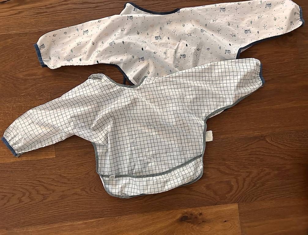 Baby-Mahlzeiten: 2er-Set Ärmellätzchen mit Auffangschale Lässig – Gebraucht aus Selzach von lua_22sv