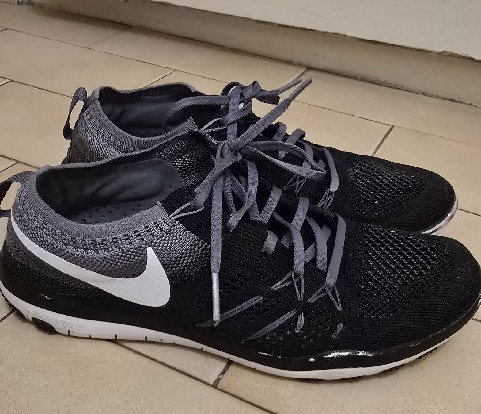 Nike Scarpe da donna: Baskets Nike Flyknit grises et noires, T36 – Usato da Genève venduto da Saleena 1
