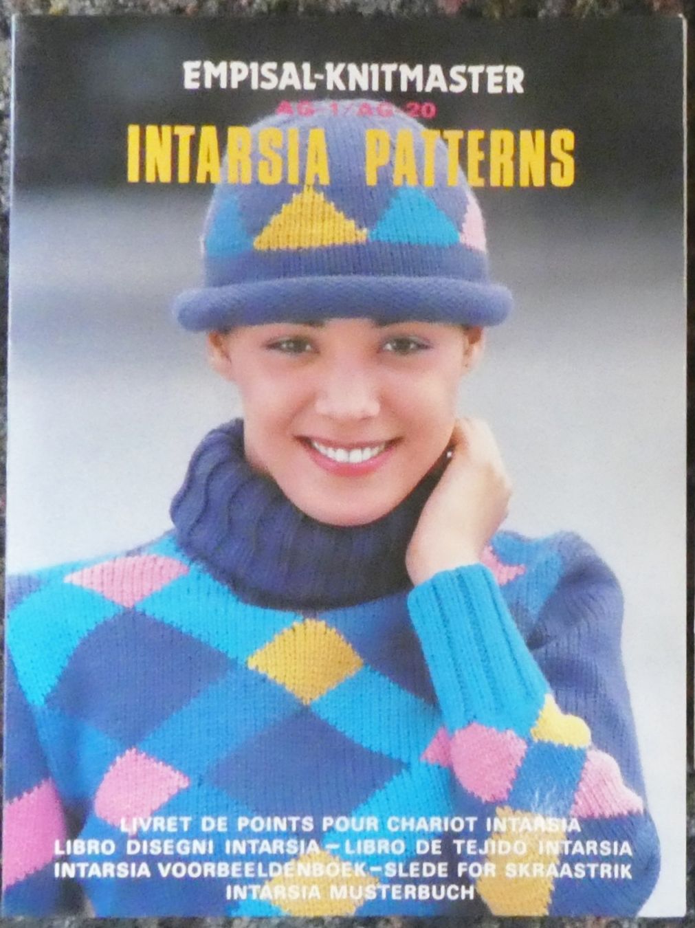 Libri: Für Strickmaschine Intarsia Musterbuch – Usato da Siebnen venduto da Ra-la-ra-ol