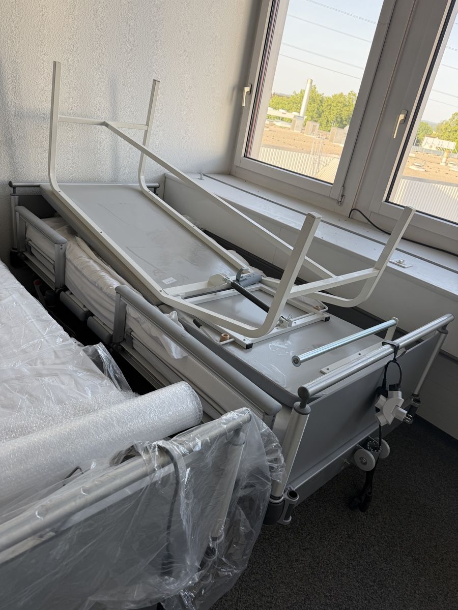 Letti: Elektrisches Pflegebett/ Klinikbett – Nuovo (secondo la descrizione) da Urdorf venduto da Nina1337 1