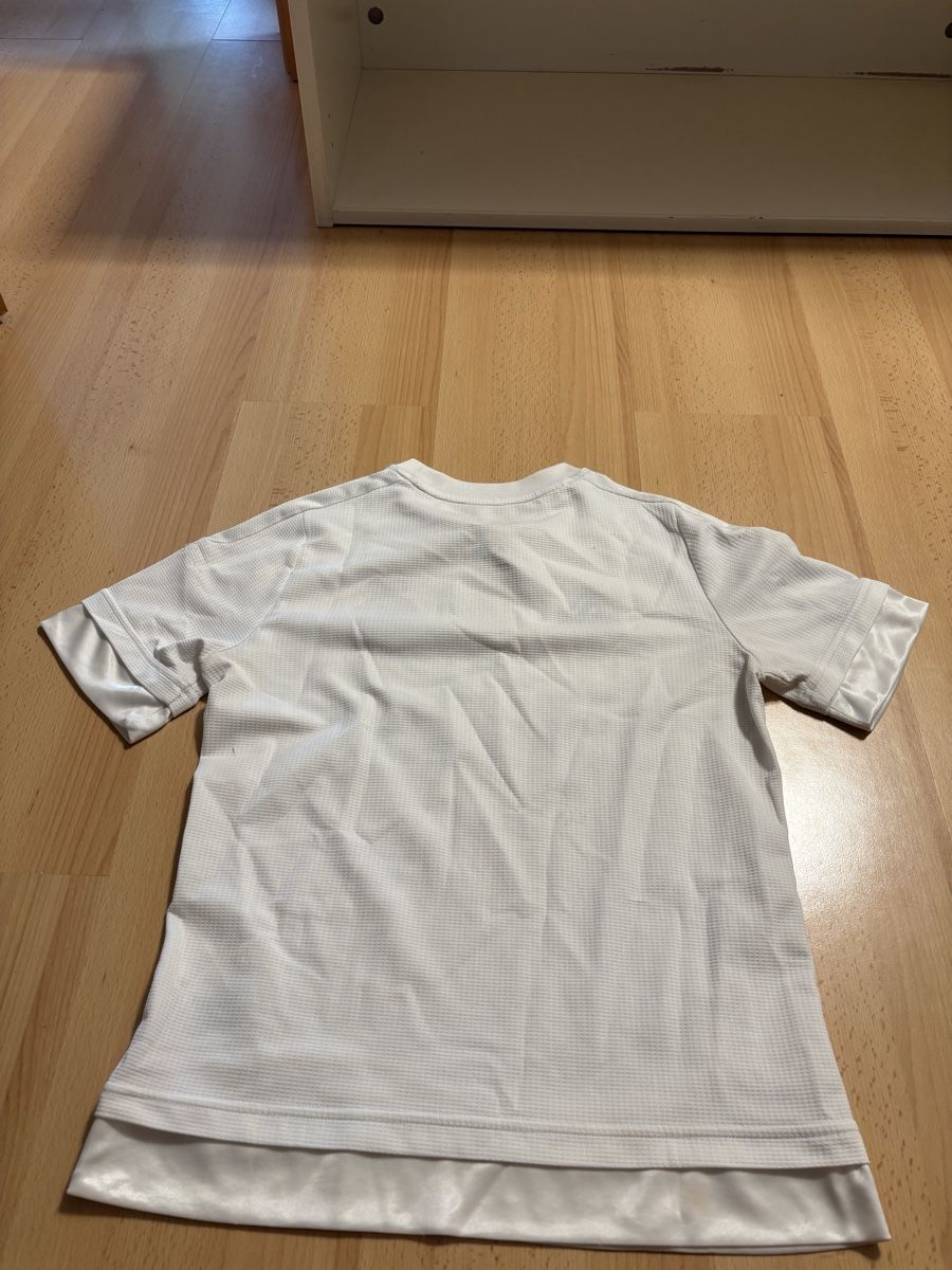 Adidas Maillots de corps & Pantalons: Maillot Real Madrid Adidas blanc – D'occasion à Chapelle (Glâne) par cel_72mh 1