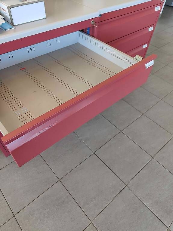 Établis: 2x Lista Unterschrank rot mit Schubladen – D'occasion à Studen BE par Rufenacht 1