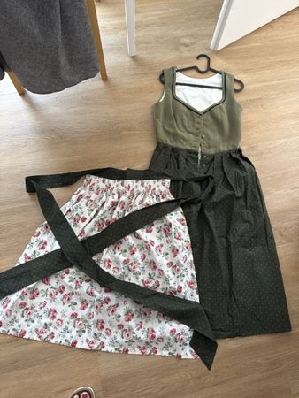 Dirndl Grösse S grün Khaki mit Rosenmuster Schürze