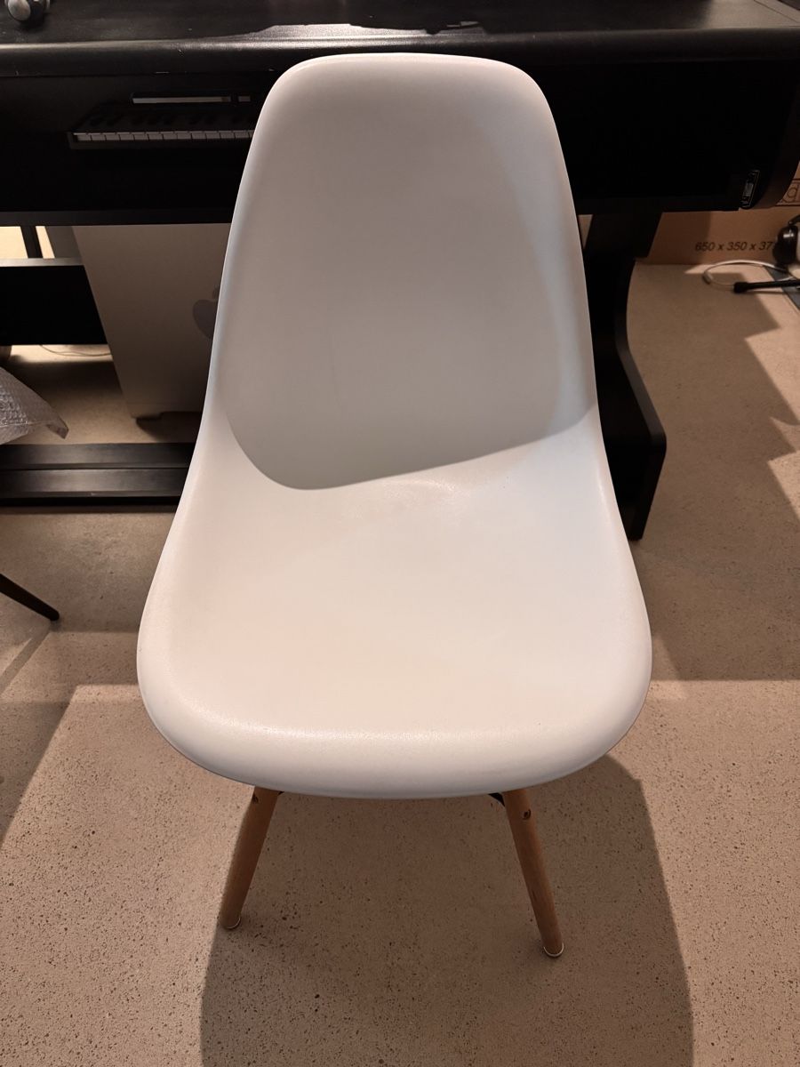 Sedie: Vitra Eames DSW in weiss mit Holzbeine – Usato da Zürich venduto da VZN 2