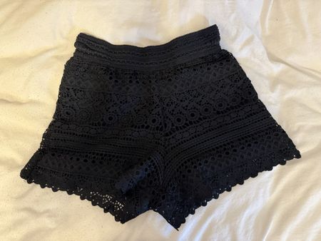 Schöne, schwarze Spitzen-Shorts - Grösse: S
