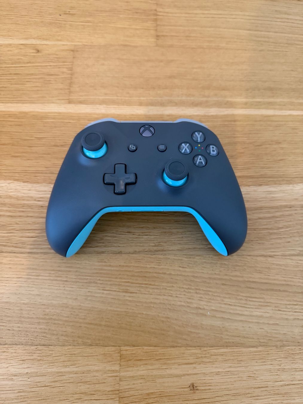 Manettes: Microsoft Xbox One Wireless Controller 1708 Bluetooth – D'occasion à Niederrohrdorf par retonoris