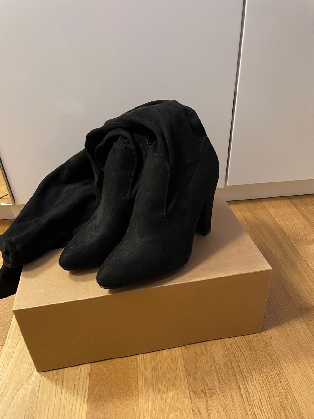 Scarpe da donna: Elegante Overknee Stiefel, schwarz – Usato da Recherswil venduto da Kaltrina10 1