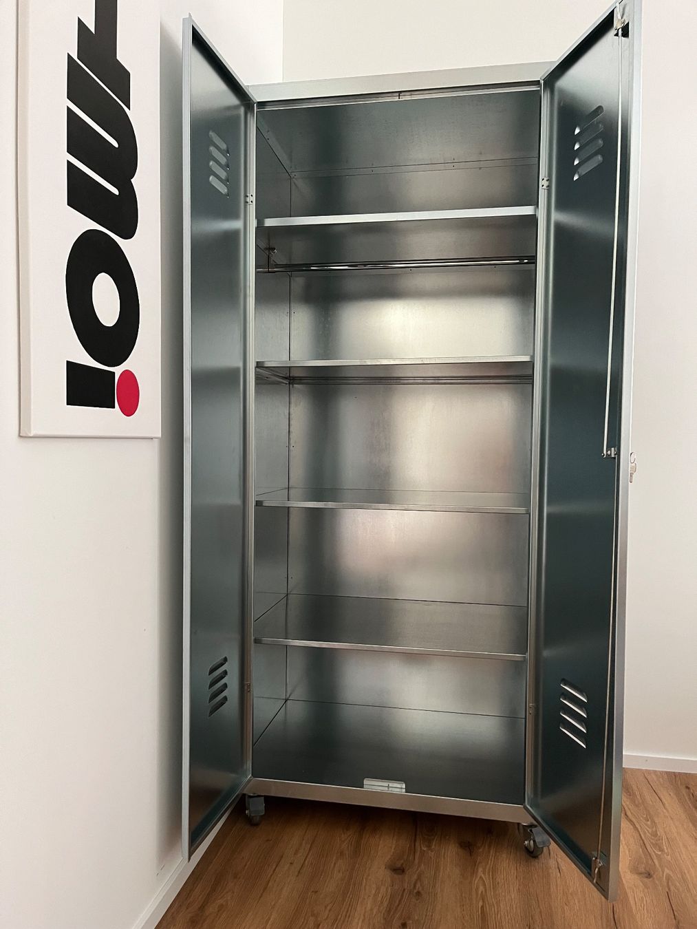 Interio Armadi: Metallschrank / Spind von Interio – Usato da Olten venduto da Floegu_Olten 1