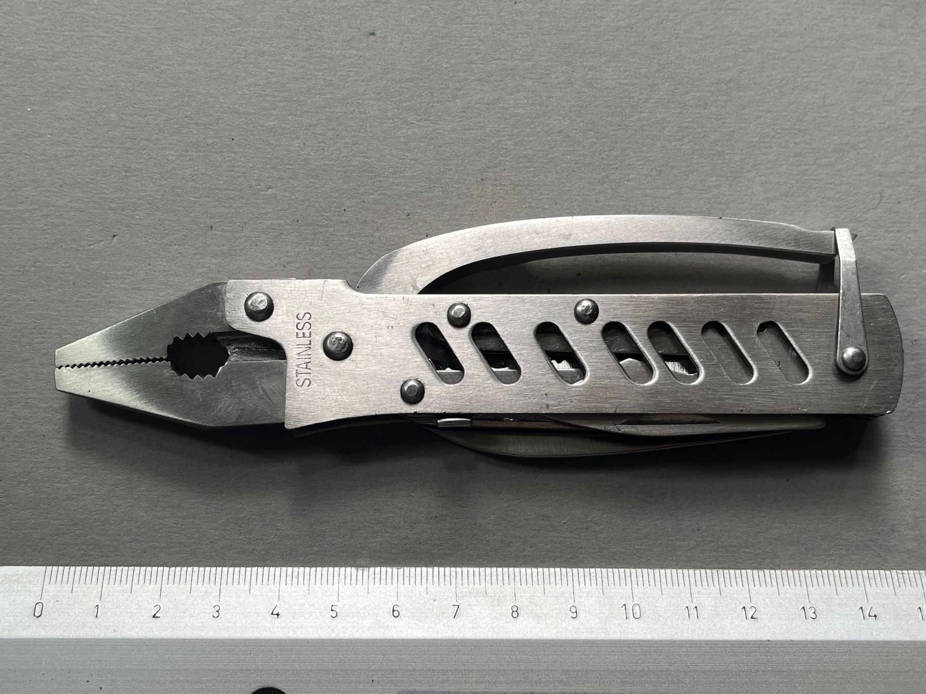 Tous les outils: Neuwertiges Multitool mit Etui – Neuf (Voir description) à Zürich par FV.vintage 8