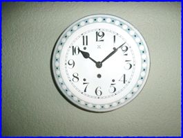 Wanduhr - von HAU - Emaille-Zifferblatt - Pfeilkreuz um 1920