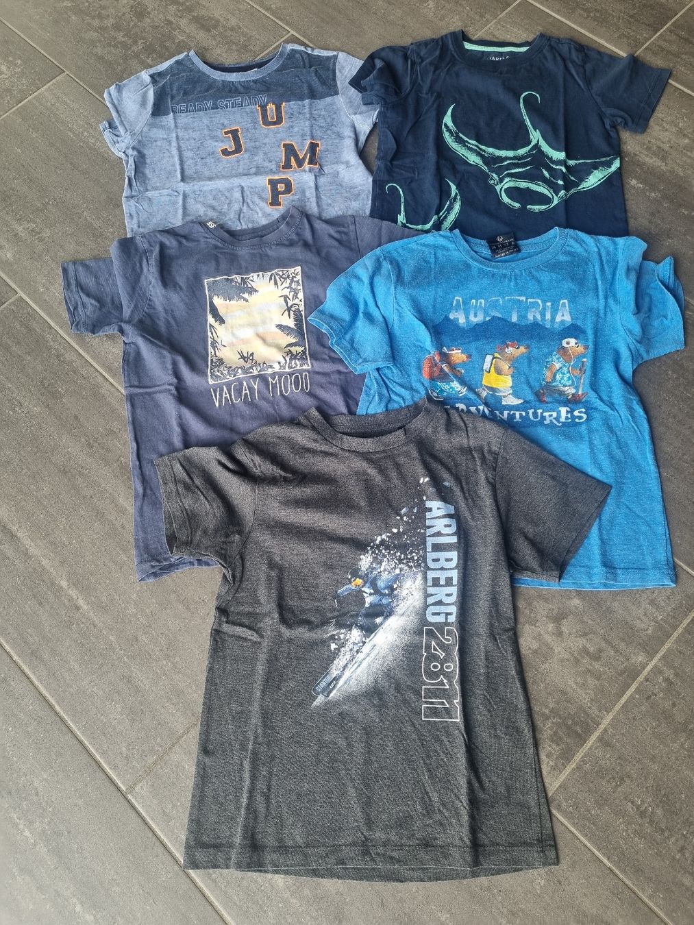 Camicie, T-shirt & Polo: 5stk. T-shirt Gr.128-134 – Usato da Remigen venduto da Avanti