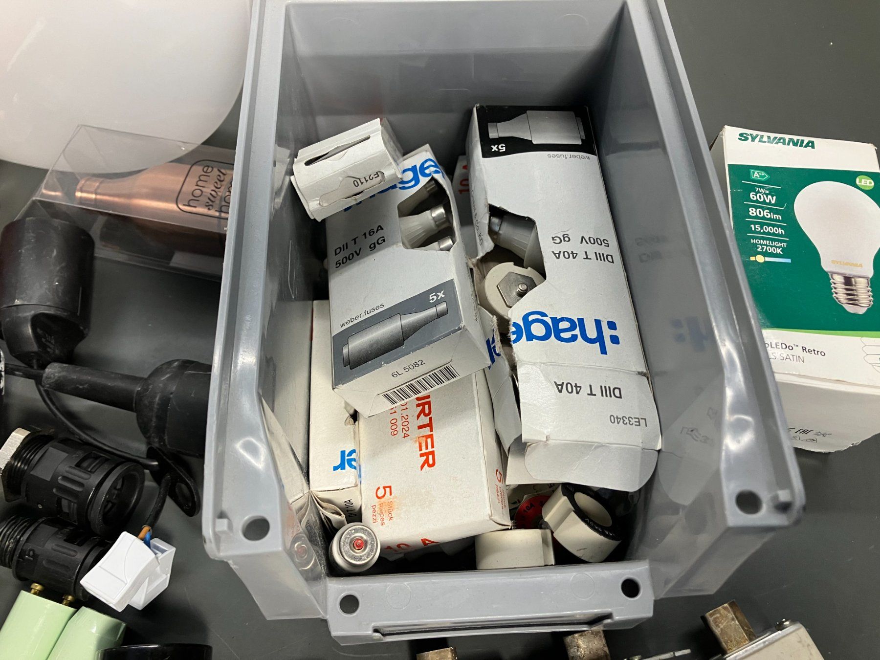 Tous les outils: Post. div. El. Material mit LED Deckenlampen ab 1.- – D'occasion à Lichtensteig par Buy24International 1