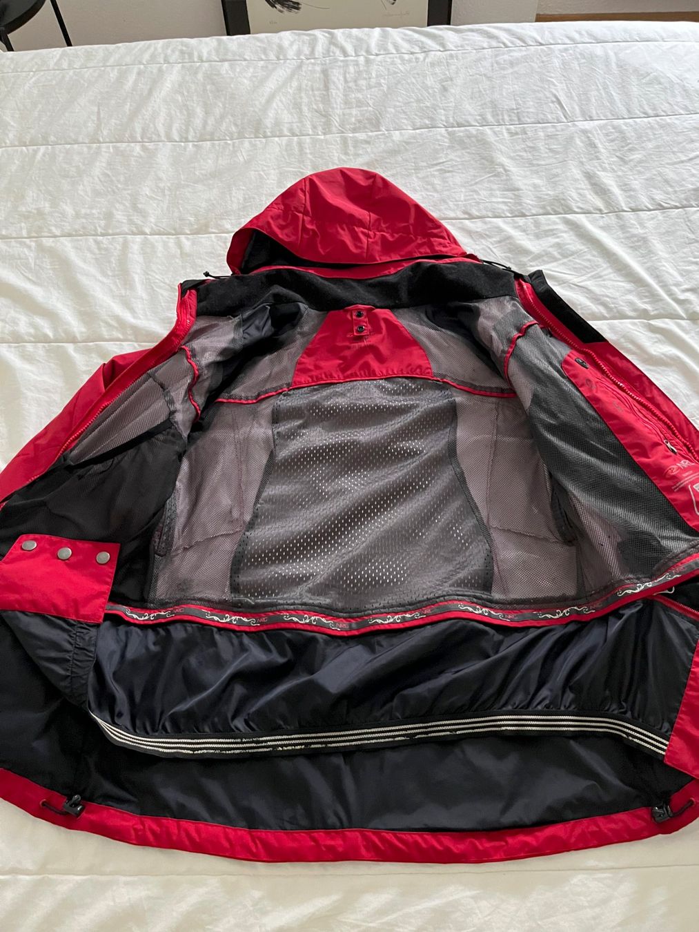 Giacche: Veste rouge M – Usato da Biel-Bienne venduto da Doriskoloris 1