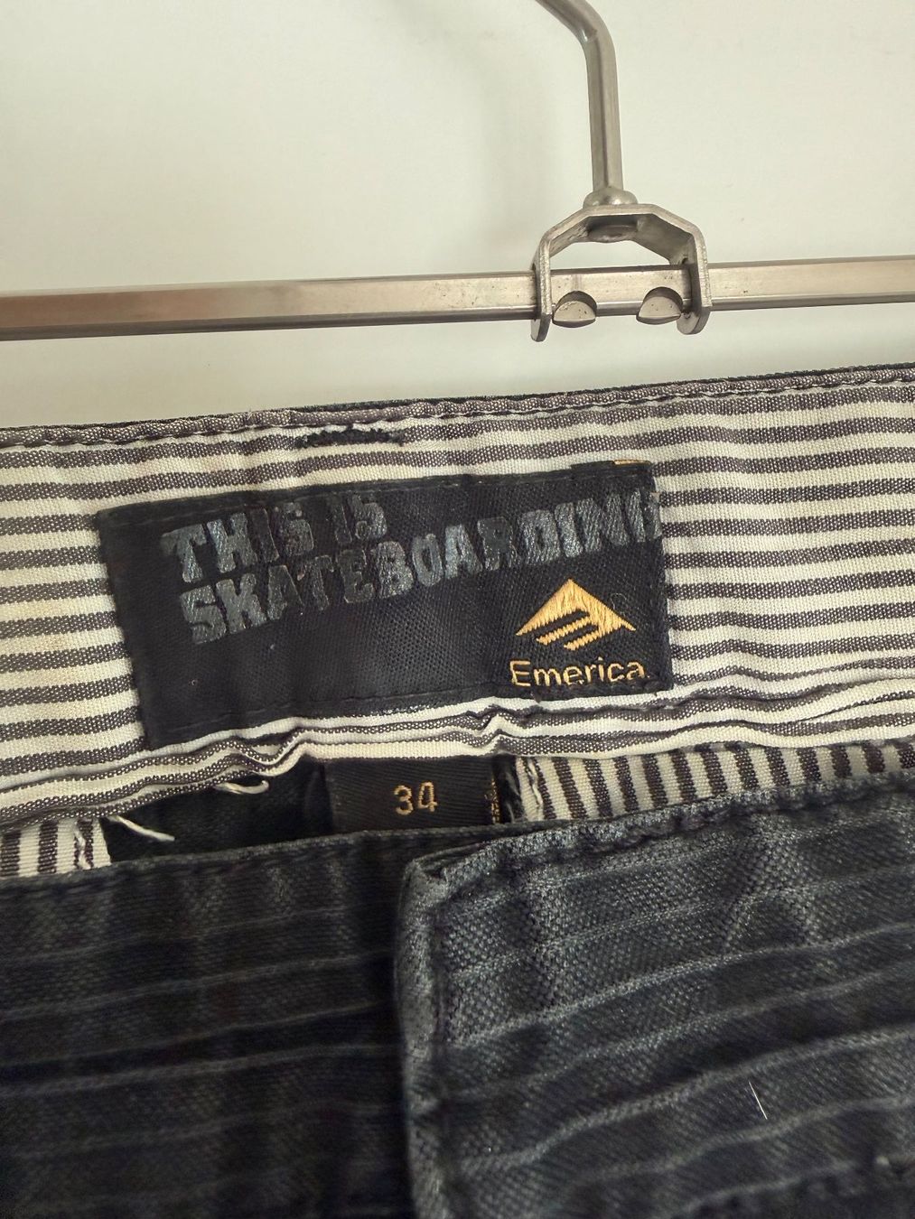 Pantalons: SHORTS EMERICA GR.34 – D'occasion à Steg im Tösstal par goldlionfree 3