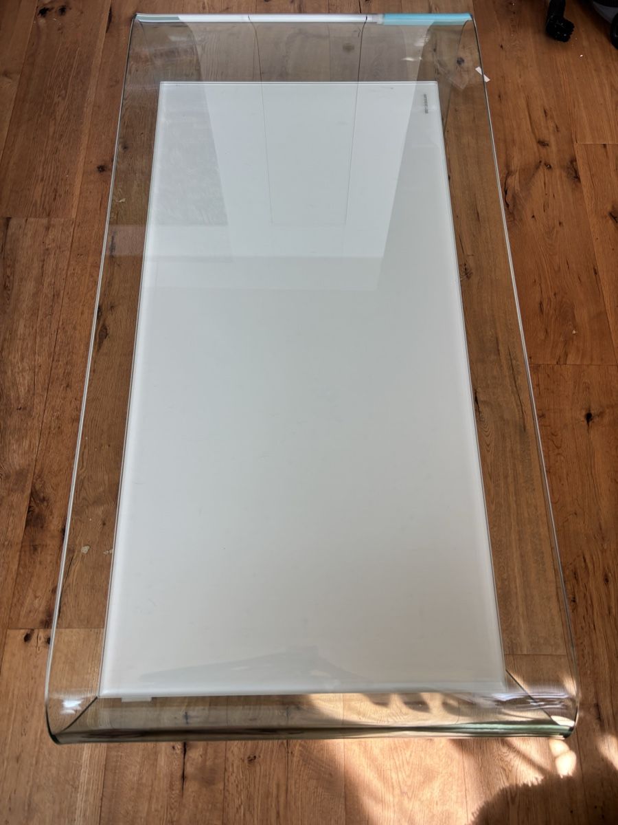 Tavoli: Couchtisch Glas Weiss gebogen mit Ablage 120cm lang – Usato da Eggersriet venduto da pas_6xw9 4