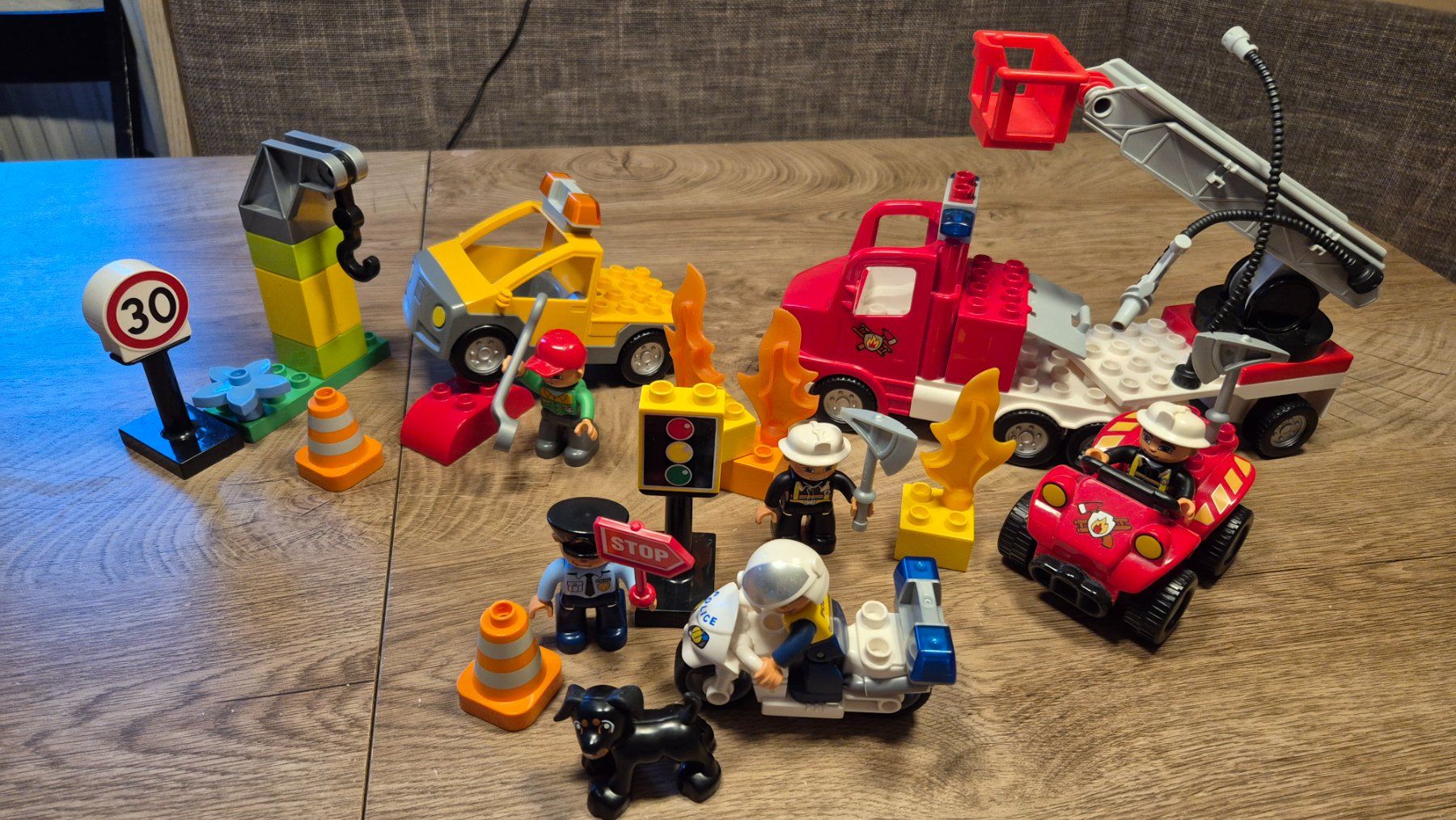 Lego Spielzeuge: Duplo Feuerwehr, Polizei, Autowerkstatt – Gebraucht aus Adelboden von afkcamper