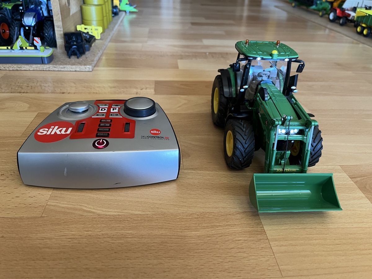 John Deere Tracteurs: Siku Control John Deere 7R mit Frontlader – Neuf (Voir description) à Montricher par Xenia111