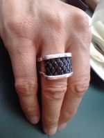 Schöner besonderer Ring in rosé und emailliertem Teil