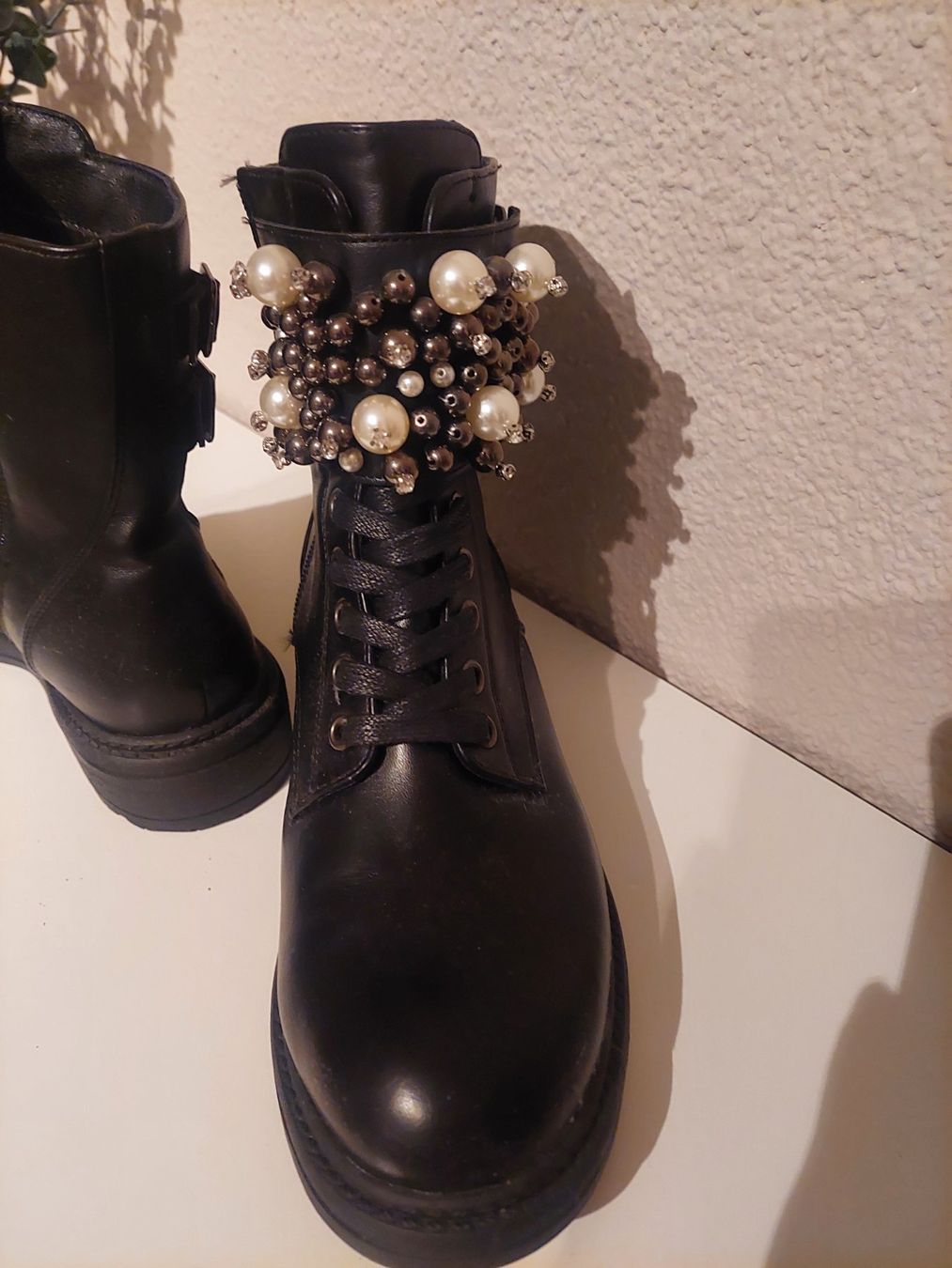 Scarpe da donna: Schwarze Leder Stiefeletten mit Perlen Gr. 37 – Nuovo (secondo la descrizione) da Beinwil am See venduto da Coco2627 2