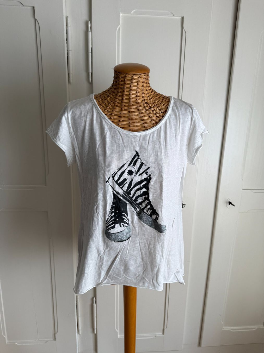 T-shirt: SA'SA - T-Shirt weiss mit Sneaker-Print M – Usato da Zürich venduto da Diazaio