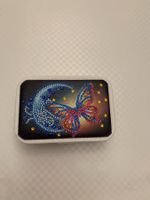 Schmuckbox mit farbigen Steinchen