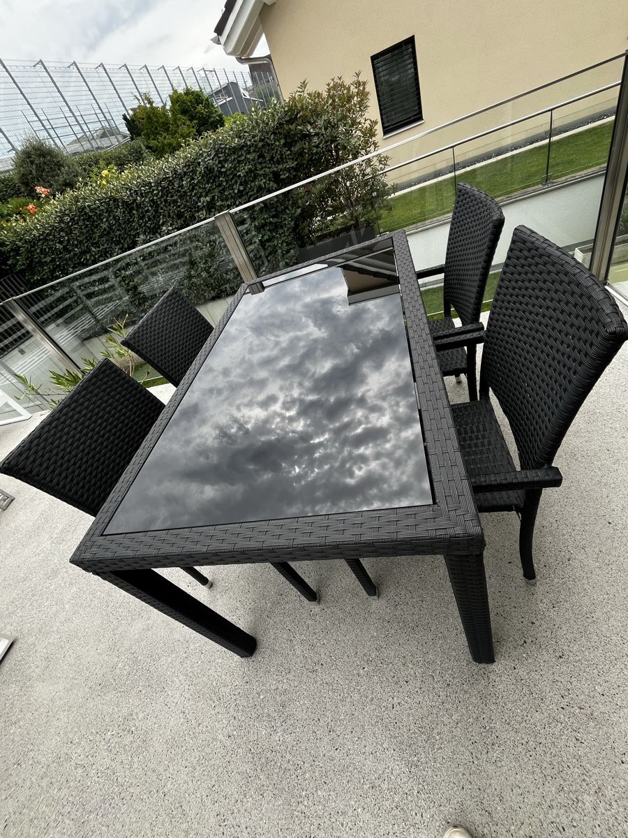Set di tavolo e panche: Gartenmöbel-Set, 1 Tisch mit Glasplatte, 4 Stühle – Usato da Wollerau venduto da Garten1957 4