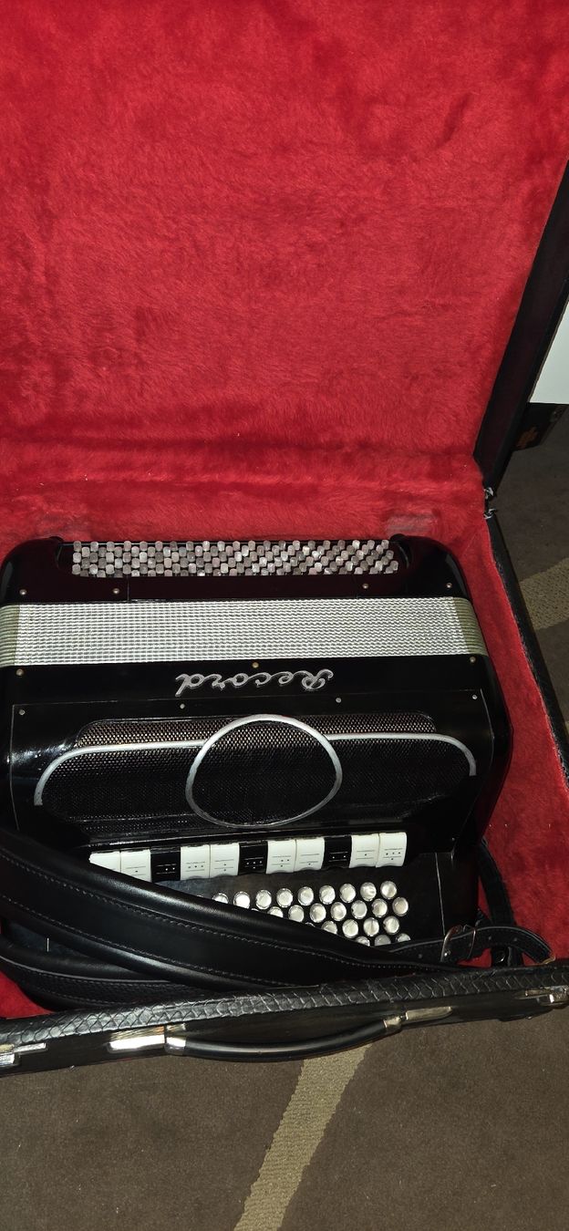 Record Strumenti musicali: Accordéon Record  c/griff 4 voix – Usato da Penthalaz venduto da EvandroLuz 7