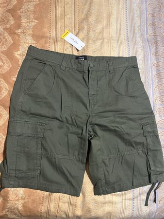 Terranova Cargo Bermuda Shorts Olivgrün – NEU mit Etikett Gr