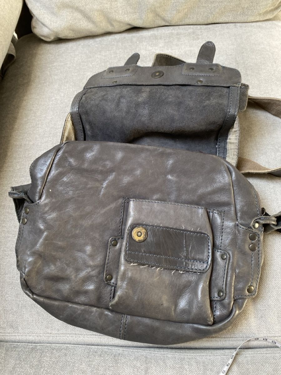 Aunts & Uncles Borse da donna: Aunts & Uncle Ledertasche d.grau, mit 3 Reissverschlüsse – Usato da Homberg b. Thun venduto da Homata 4