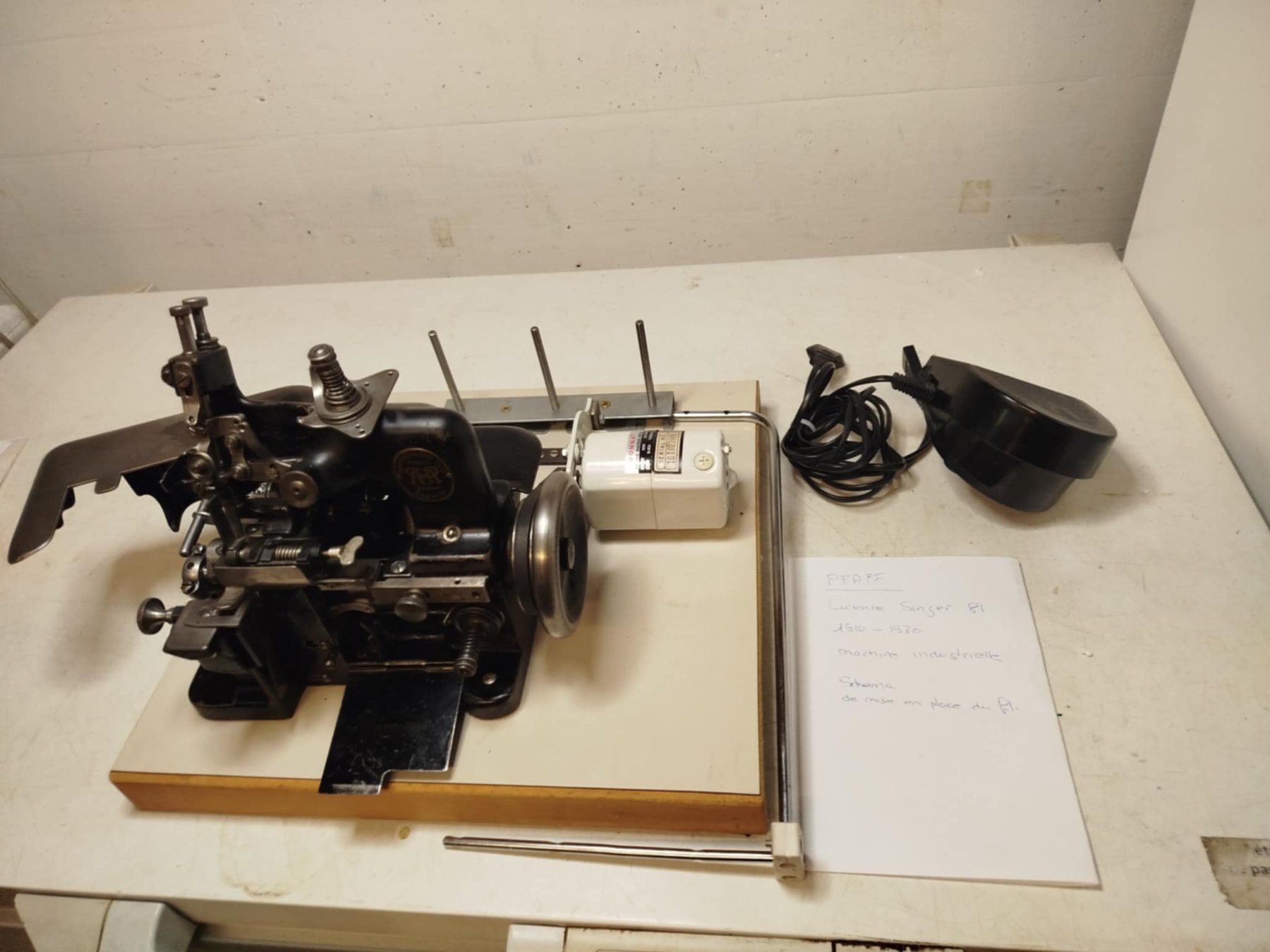 Nähmaschinen: Machine à coudre (nr 13 ) – Gebraucht aus La Chaux-de-Fonds von Emmaus2300CDF