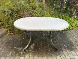 Ovaler Gartentisch mit klappbarer Tischplatte 