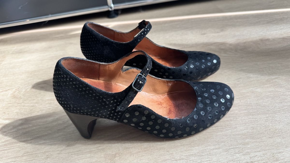 Chie Mihara Scarpe da donna: Chi Mihara Wildleder Pumps mit Riemchen, Grösse 37,5 – Usato da St. Niklausen LU venduto da Ispaar