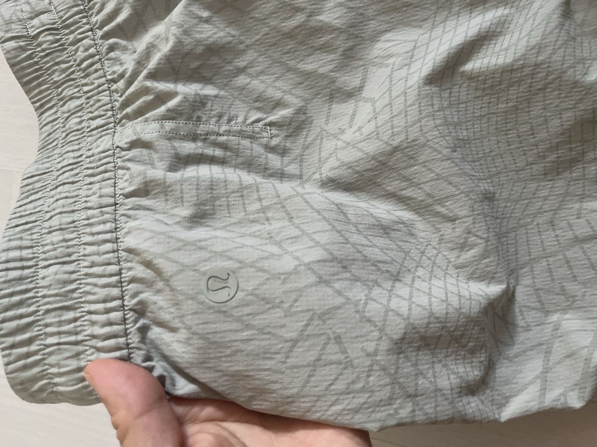 Lululemon Pantalons: Lululemon shorts size 10 – D'occasion à Esslingen par NebulaPine 2