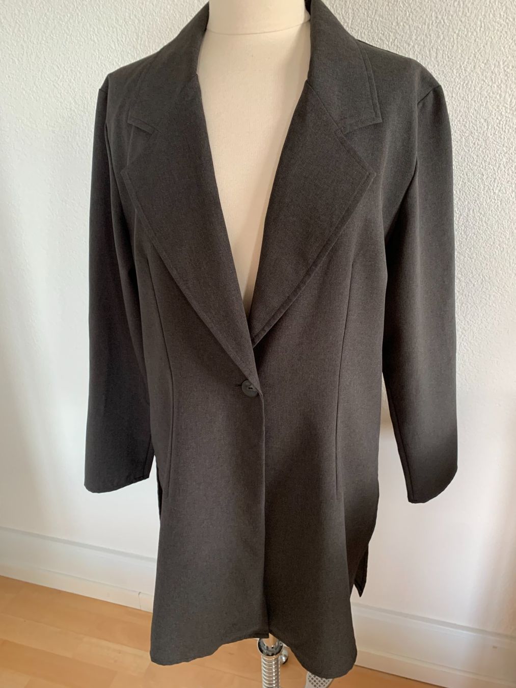 Giacche: dünne Cibyll Damen Jacke, Gr. 42, Grau – Usato da Worb venduto da farben20zauber